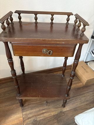 Mesa de cabeceira antiga em madeira