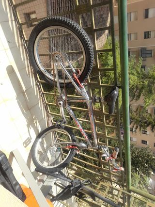 Bicicleta BMX cromada