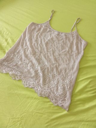 Top plata con lentejuelas plata.