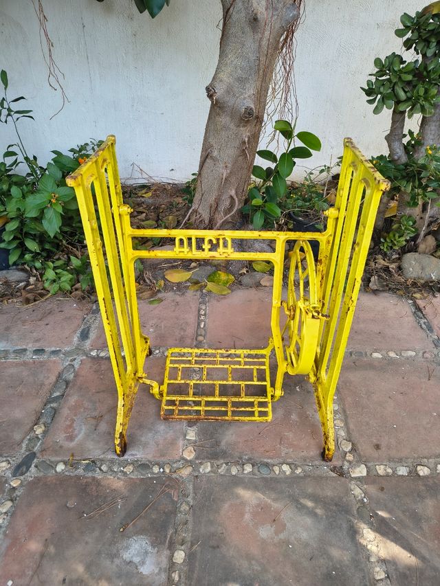 Máquina de coser antigua y 2 pies