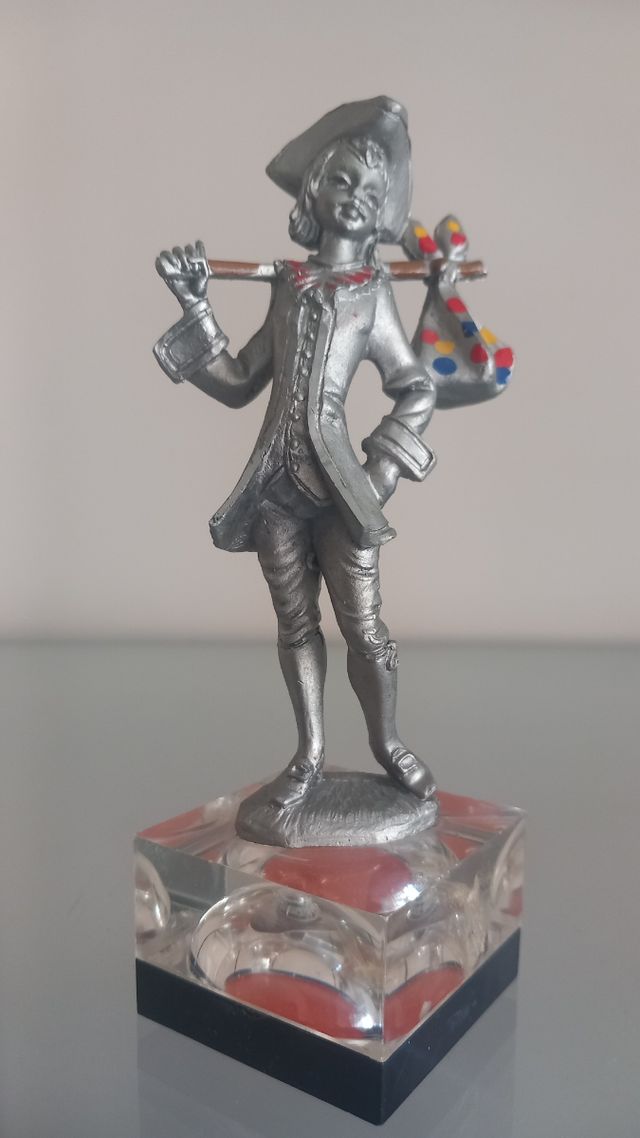 Statuetta Peltro Cisellata