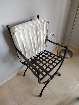Silla metalica negra con cojín beige