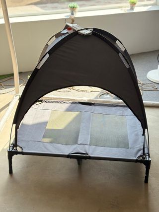 Cama para perro con sombrilla gris