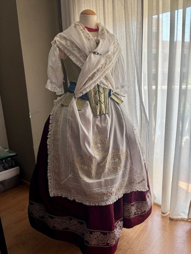 corpiño estilo huertana l’ antiga y falda