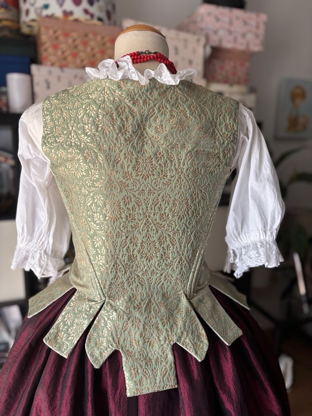 corpiño estilo huertana l’ antiga y falda