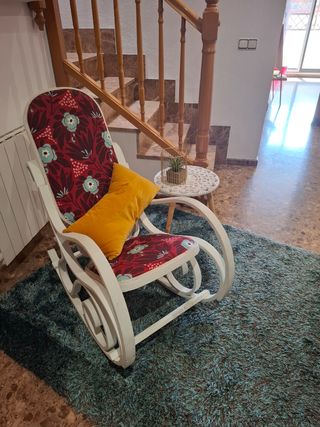 Mecedora vintage roja y blanca