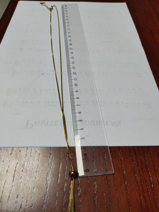 Collar dorado con borla