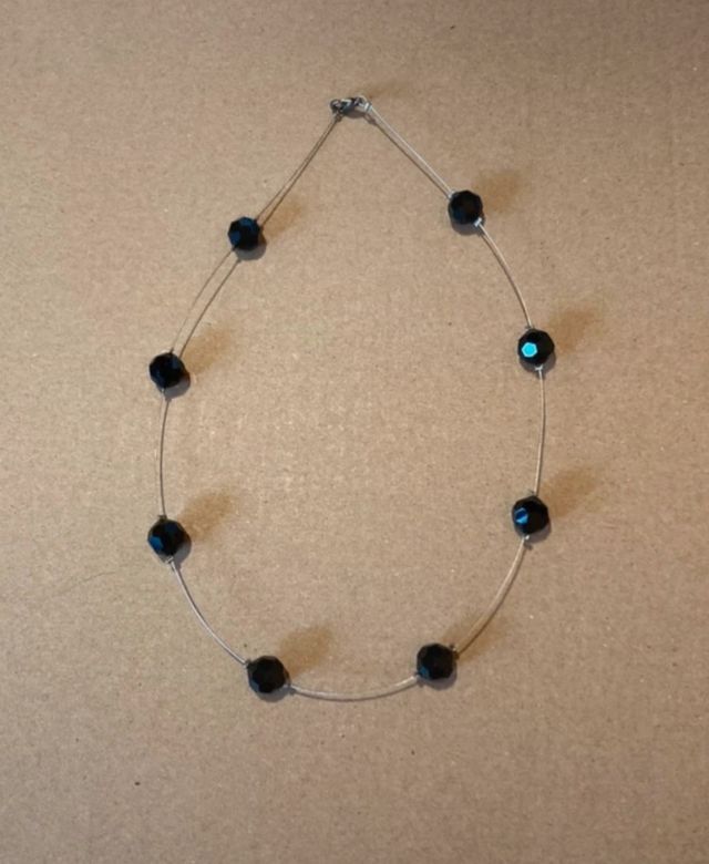 Collar con cuentas negras