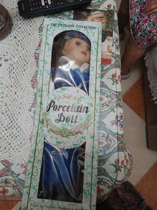 Muñeca porcelana  nuevo con caja y suporte