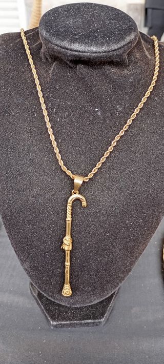 Collar con dije bastón dorado golfi