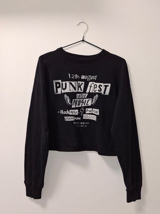 Sudadera Bershka negra festival punk