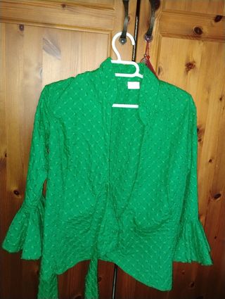 Blusa verde con mangas acampanadas
