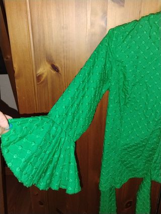 Blusa verde con mangas acampanadas