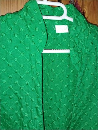 Blusa verde con mangas acampanadas