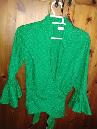 Blusa verde con mangas acampanadas