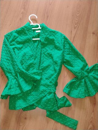Blusa verde con mangas acampanadas