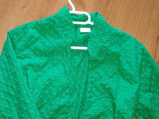 Blusa verde con mangas acampanadas