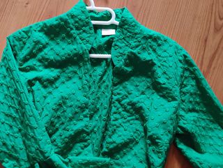Blusa verde con mangas acampanadas
