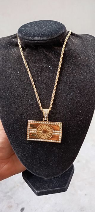 Collar con dije dorado golfi