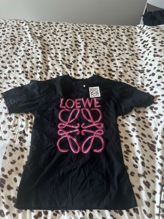 Camiseta Loewe negra y rosa