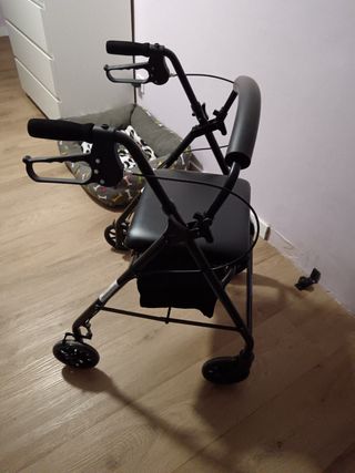 Andador con asiento y frenos