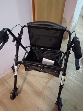 Andador con asiento y frenos