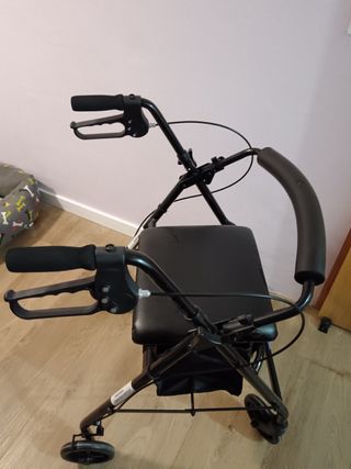 Andador con asiento y frenos