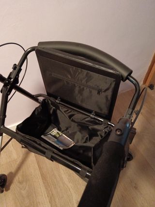 Andador con asiento y frenos