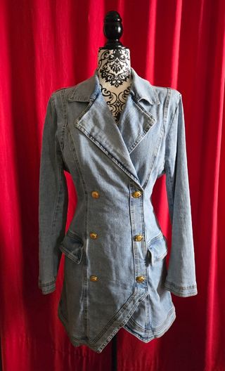 Vestido vaquero azul corte gabardina.