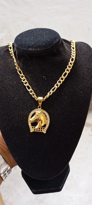 Collar con dije de caballo dorado