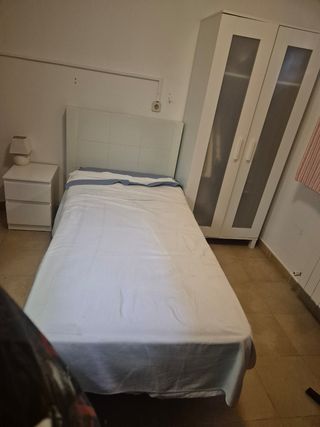 Dormitorio individual: cama, cabecero y somier