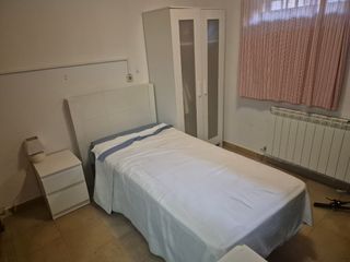 Dormitorio individual: cama, cabecero y somier