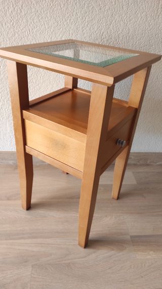 Mesita de noche o salón. Madera. Medidas: 35x35x63