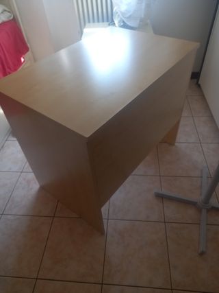 Scrivania in legno chiaro