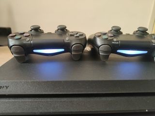 PS4 Pro (PlayStation 4 Pro) 1TB - 2 Controller