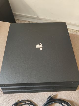 PS4 Pro (PlayStation 4 Pro) 1TB - 2 Controller