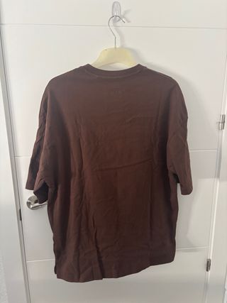 Camiseta Bershka marrón 