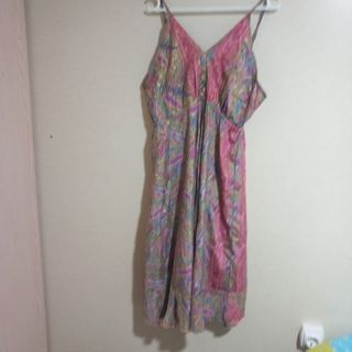 Vestido estampado dorado y rosa