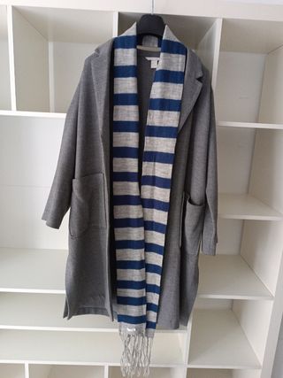 Abrigo gris + bufanda azul y gris 