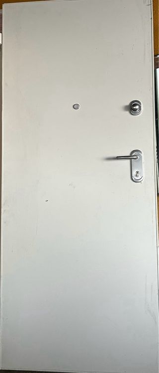 Puerta seguridad blanca