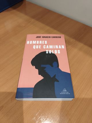Hombres que caminan solos