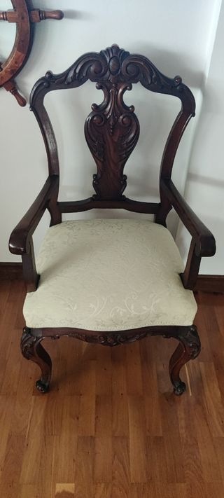 Silla antigua de madera
