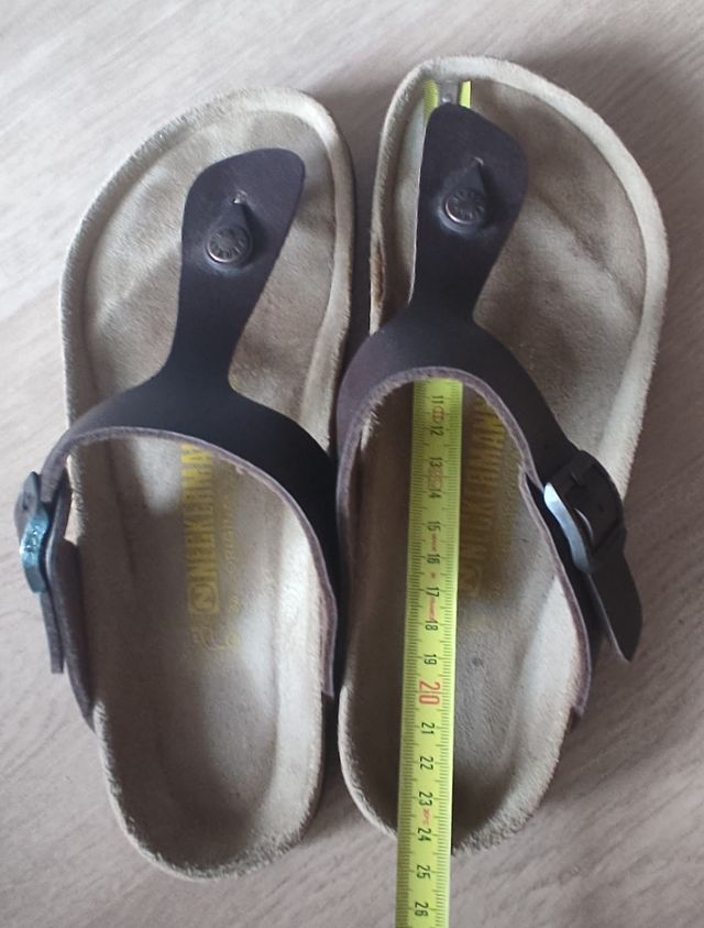 Chanclas tipo Birkenstock marrón.