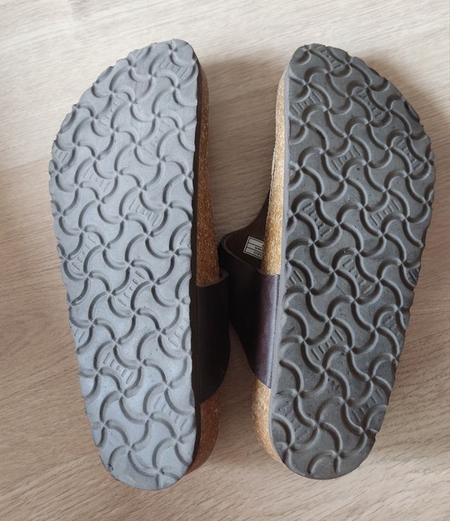 Chanclas tipo Birkenstock marrón.