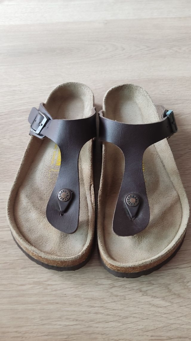 Chanclas tipo Birkenstock marrón.