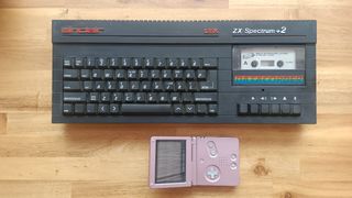 Sinclair ZX Spectrum +2 y Game Boy Advance SP