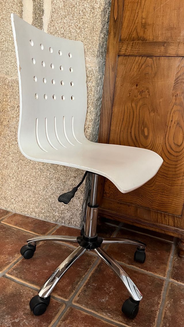 Silla giratoria y elevable blanca 