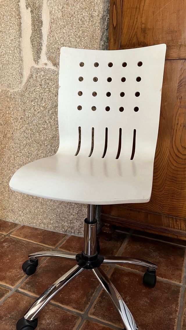 Silla giratoria y elevable blanca 