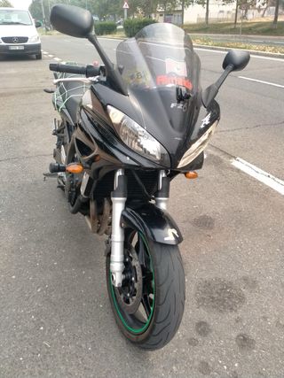 Yamaha Fazer 600 negra