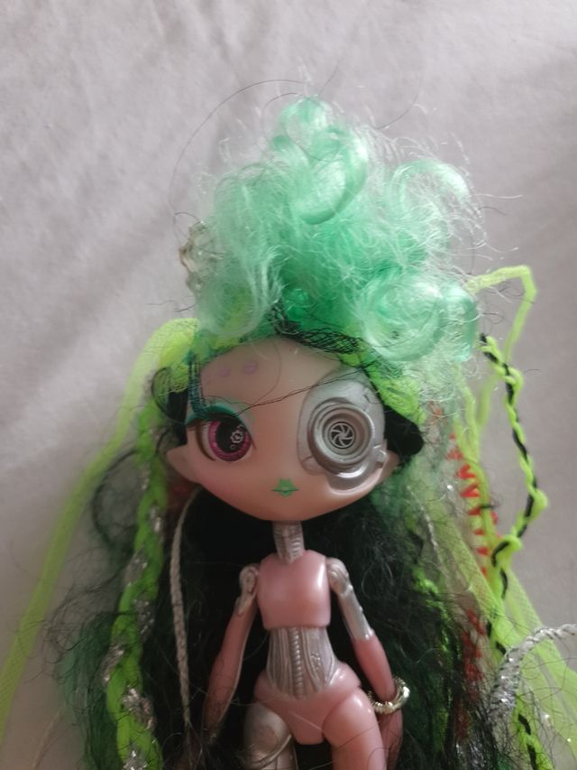 Novi Stars - Muñeca Curl N'Coil: Roe Botik (Bandai